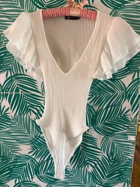 Zara white  Ruffled rib bodysuit w/ V neck ruffle sleeves bottom snap button szS